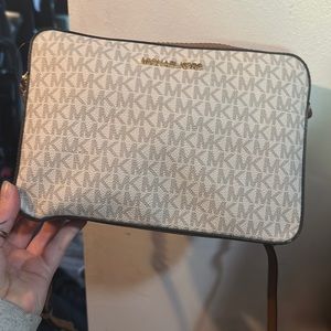 Michael kors crossbody bag.